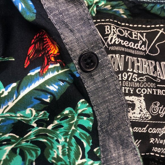 BROKEN THREADS Hawaiian Shirt Button up Size Small Red Parrot in the Trees Blue - Picture 8 of 8